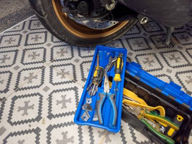 Çeşitli araçlara sahip motorsiklet mekanik araç kutusu