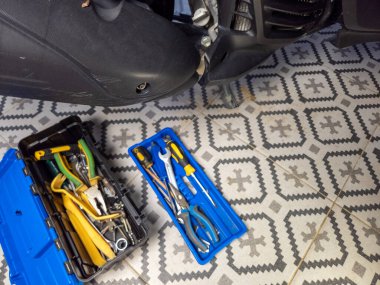 Çeşitli araçlara sahip motorsiklet mekanik araç kutusu