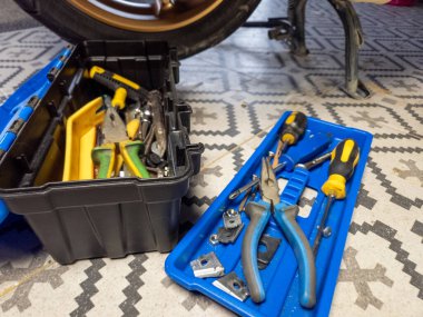 Çeşitli araçlara sahip motorsiklet mekanik araç kutusu