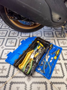 Çeşitli araçlara sahip motorsiklet mekanik araç kutusu