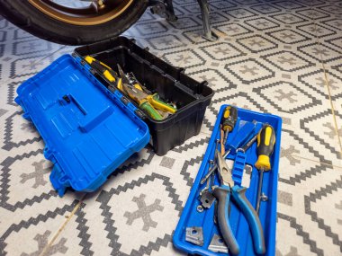 Çeşitli araçlara sahip motorsiklet mekanik araç kutusu