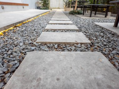 Mercan kayalarının üzerine beton kaldırım döşenmiş.