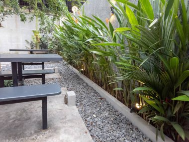 Bir kafenin açık hava oturma alanı.