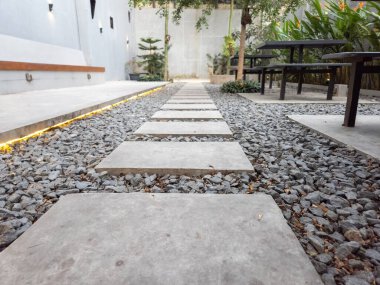 Mercan kayalarının üzerine beton kaldırım döşenmiş.