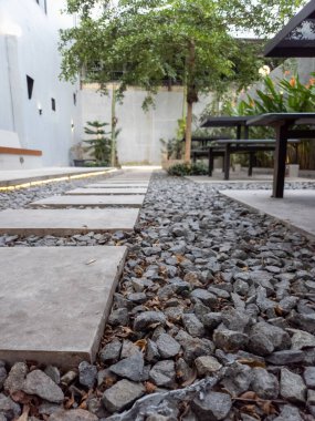 Mercan kayalarının üzerine beton kaldırım döşenmiş.