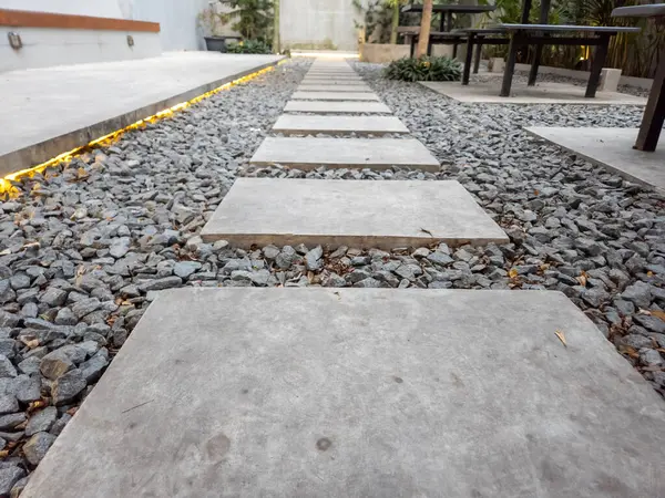 Mercan kayalarının üzerine beton kaldırım döşenmiş.