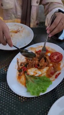 Yemeğini bitiren genç bir kadın.