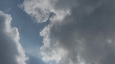 Gökyüzü güzel bulut hareketleriyle görünüyor.