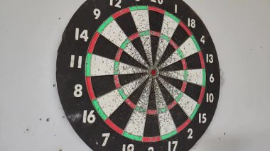 Bir dart tahtası oyununa nişan alma alıştırması