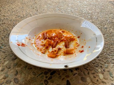 Tabakta arta kalan karides kabukları.