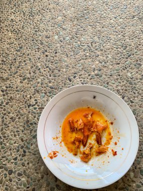 Tabakta arta kalan karides kabukları.