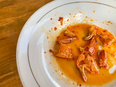 Tabakta arta kalan karides kabukları.