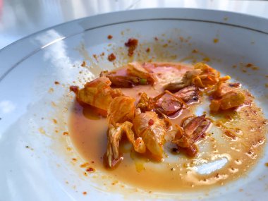 Tabakta arta kalan karides kabukları.