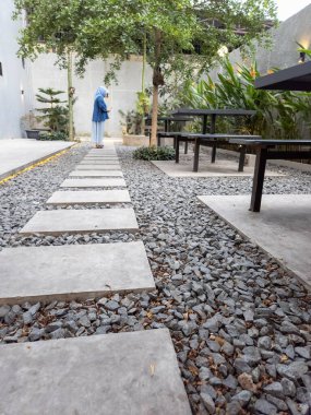 Mercan kayalarının üzerine beton kaldırım döşenmiş.