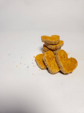 Kalp şeklinde fıstık kurabiyeleri ve beyaz arka planda izole edilmiş temiz kavanoz.