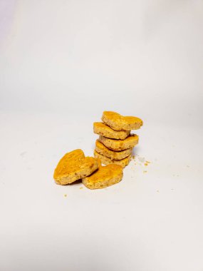 Kalp şeklinde fıstık kurabiyeleri ve beyaz arka planda izole edilmiş temiz kavanoz.