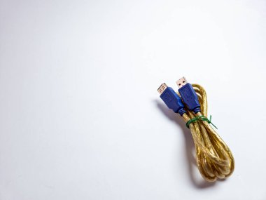 USB kablosu. Beyaz arkaplanda izole