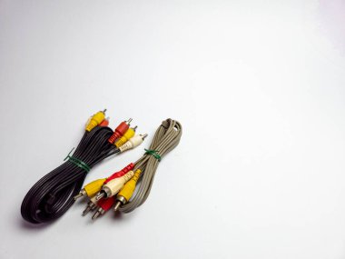 Bir Ses Videosu RCA Jack Kablolu TV. Beyaz arkaplanda izole