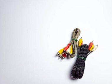 Bir Ses Videosu RCA Jack Kablolu TV. Beyaz arkaplanda izole