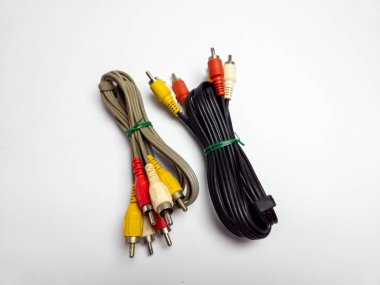 İki set ses videosu RCA kriko kablosu. Beyaz arkaplanda izole.