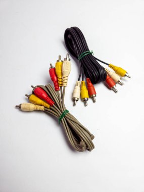 Bir Ses Videosu RCA Jack Kablolu TV. Beyaz arkaplanda izole