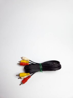 Bir Ses Videosu RCA Jack Kablolu TV. Beyaz arkaplanda izole