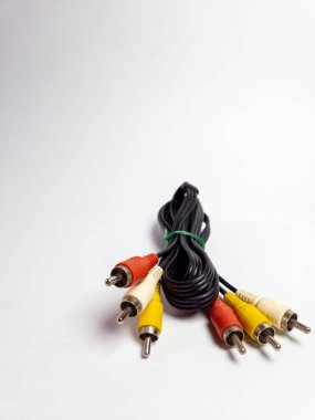 Bir Ses Videosu RCA Jack Kablolu TV. Beyaz arkaplanda izole