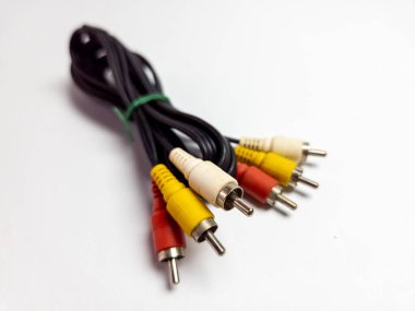 Bir Ses Videosu RCA Jack Kablolu TV. Beyaz arkaplanda izole