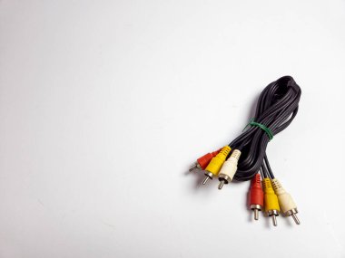 Bir Ses Videosu RCA Jack Kablolu TV. Beyaz arkaplanda izole