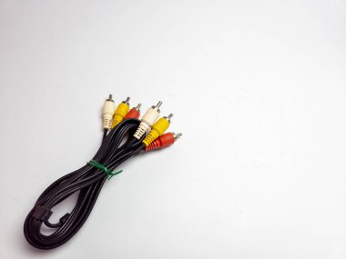 Bir Ses Videosu RCA Jack Kablolu TV. Beyaz arkaplanda izole