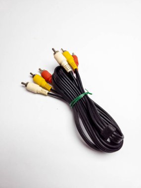 Bir Ses Videosu RCA Jack Kablolu TV. Beyaz arkaplanda izole