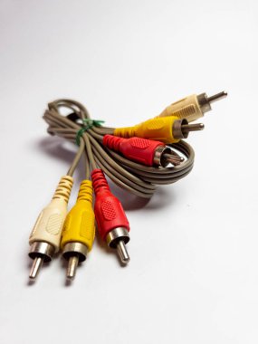 Bir Ses Videosu RCA Jack Kablolu TV. Beyaz arkaplanda izole