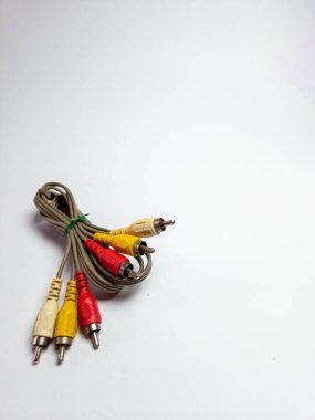 Bir Ses Videosu RCA Jack Kablolu TV. Beyaz arkaplanda izole