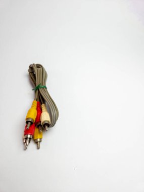 Bir Ses Videosu RCA Jack Kablolu TV. Beyaz arkaplanda izole