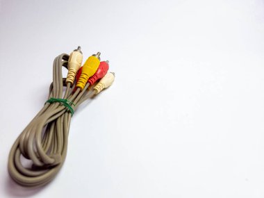 Bir Ses Videosu RCA Jack Kablolu TV. Beyaz arkaplanda izole