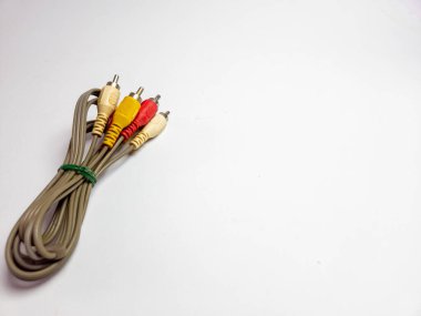 Bir Ses Videosu RCA Jack Kablolu TV. Beyaz arkaplanda izole