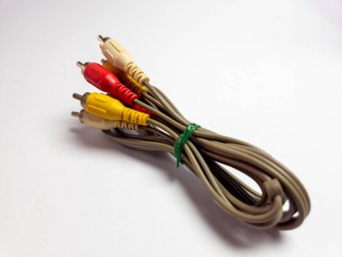 Bir Ses Videosu RCA Jack Kablolu TV. Beyaz arkaplanda izole