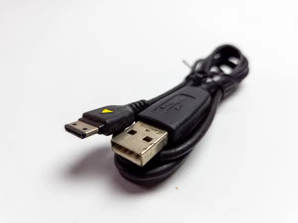 USB veri kablosundan cep telefonuna. Beyaz arkaplanda izole