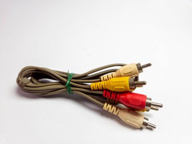 Bir Ses Videosu RCA Jack Kablolu TV. Beyaz arkaplanda izole