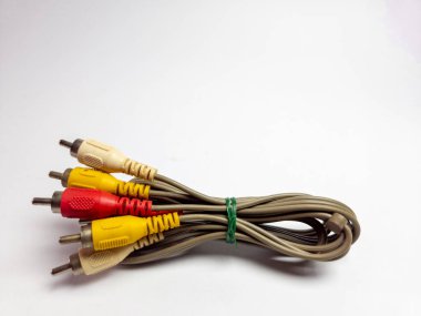 Bir Ses Videosu RCA Jack Kablolu TV. Beyaz arkaplanda izole