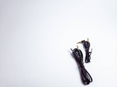İki ses kablosu. Beyaz arkaplanda izole.