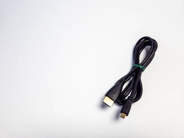 HDMI Kablo - Mini HDMI. Beyaz arkaplanda izole