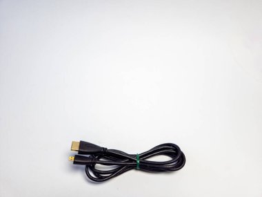 HDMI Kablo - Mini HDMI. Beyaz arkaplanda izole