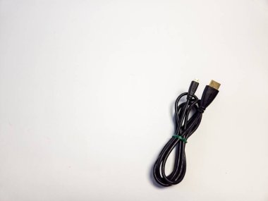 HDMI Kablo - Mini HDMI. Beyaz arkaplanda izole
