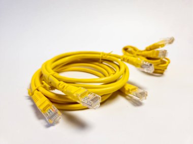 Üç ethernet LAN kablosu. Beyaz arkaplanda izole.
