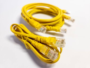 Üç ethernet LAN kablosu. Beyaz arkaplanda izole.