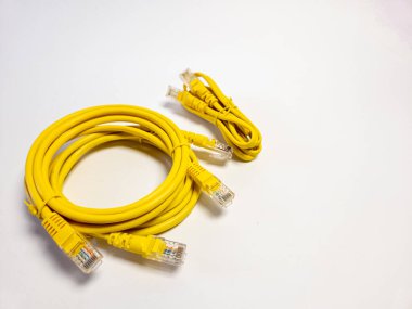 Üç ethernet LAN kablosu. Beyaz arkaplanda izole.