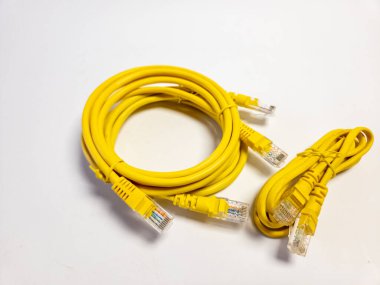 Üç ethernet LAN kablosu. Beyaz arkaplanda izole.