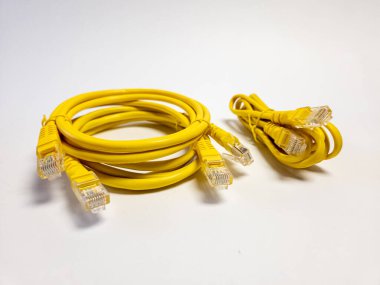 Üç ethernet LAN kablosu. Beyaz arkaplanda izole.