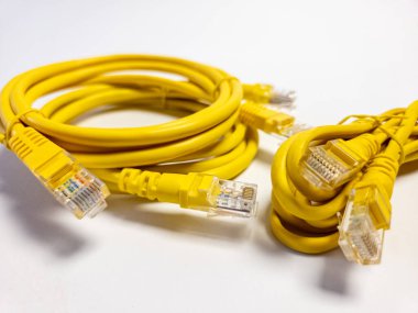 Üç ethernet LAN kablosu. Beyaz arkaplanda izole.